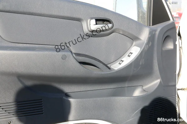 Kama Ruihang X1 1.5L 110hp 4X2(6 wheels) 3.6m Single Row Stake Micro Truck Cab (3) | 86Trucks