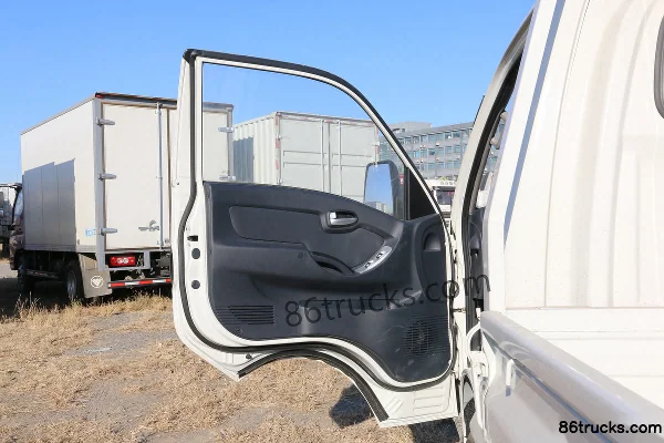Kama Ruihang X1 1.5L 110hp 4X2(6 wheels) 3.6m Single Row Stake Micro Truck Cab (1) | 86Trucks