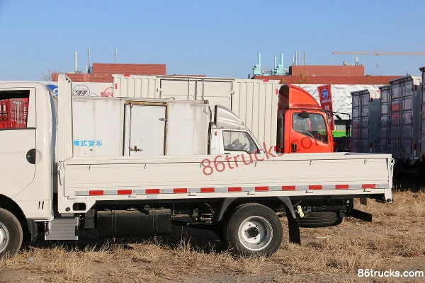 Kama Ruihang X1 1.5L 110hp 4X2(6 wheels) 3.6m Single Row Stake Micro Truck Body (1) | 86Trucks
