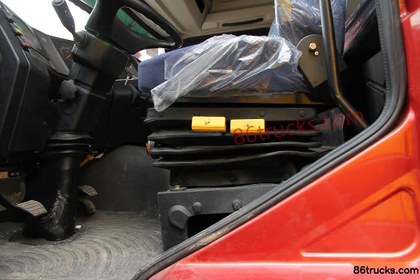 Sinotruk Yuanwei Heavy Truck 340 hp 6X2(8 wheels) Tractor Truck Cab (2) | 86Trucks