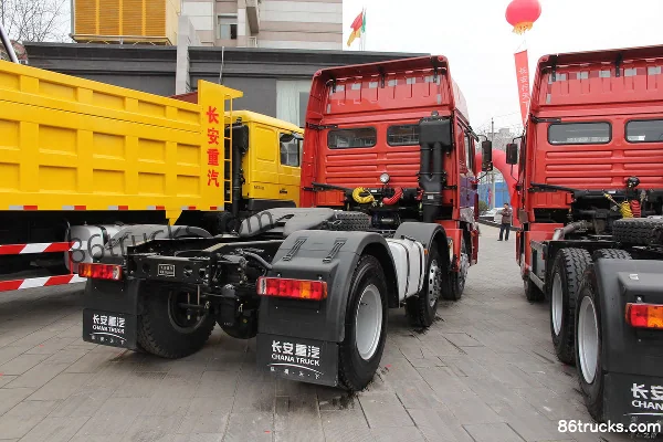 Sinotruk Yuanwei Heavy Truck 340 hp 6X2(8 wheels) Tractor Truck Exterior (3) | 86Trucks