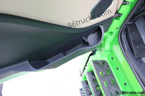 JAC Gallop K5W heavy truck 400 hp 8X4(12 wheels) 5.6m dump truck (China VI) Cab (2) | 86Trucks