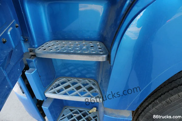 FAW Jiefang Qingdao Tu V heavy truck 350 hp 8X4(12 wheels) 9.5m stake truck (Xichai) Cab (3) | 86Trucks