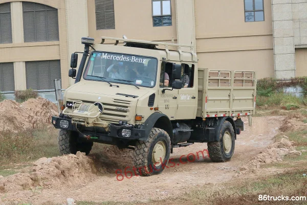 Mercedes-Benz Unimog U4000 220hp 4X4(6 wheels) Off-road Rescue Truck Exterior (2) | 86Trucks