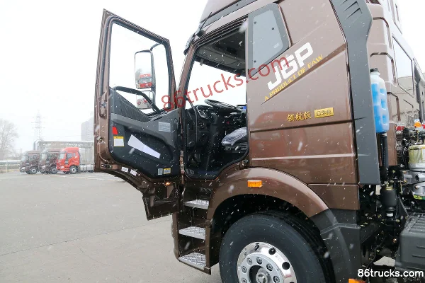 FAW Jiefang New J6P Heavy Truck Leading Edition Four-Season 550hp 6X4(10 wheels) Tractor Truck Cab (1) | 86Trucks