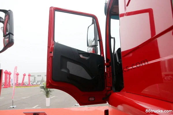 NanJun Ruiyu K60G 300 hp 6X2(8 wheels) 9.47m Center Axle Cargo Truck Cab (1) | 86Trucks