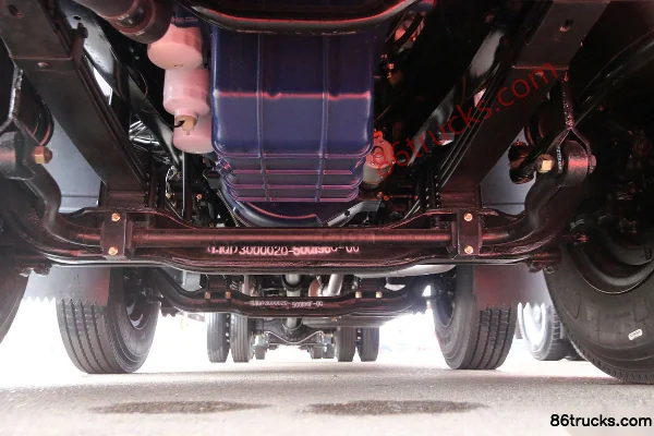 NanJun Ruiyu K60G 300 hp 6X2(8 wheels) 9.47m Center Axle Cargo Truck Chassis (1) | 86Trucks