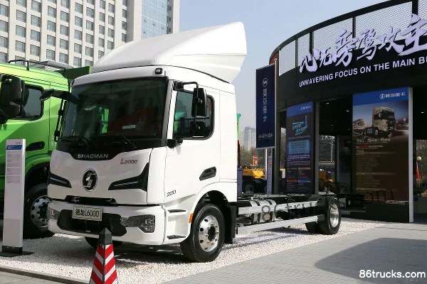 SHACMAN Delong L6000 220 hp 4X2(6 wheels) Cargo Truck Chassis (China VI) Exterior (3) | 86Trucks