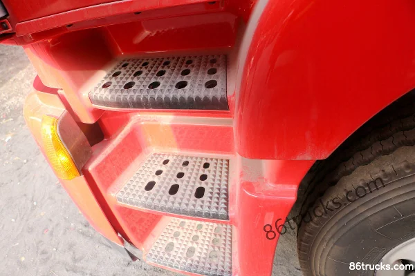 SAIC Hongyan Genlyon 390hp 6X4(10 wheels) LNG Dangerous Goods Tractor Truck Cab (2) | 86Trucks