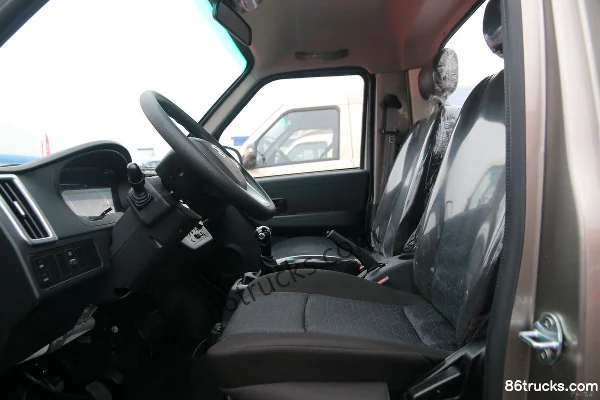 NanJun Ruishuai CE 4X2(6 wheels) 2.9m Single Row Pure Electric Panel Micro Truck 39kWh Interior (3) | 86Trucks