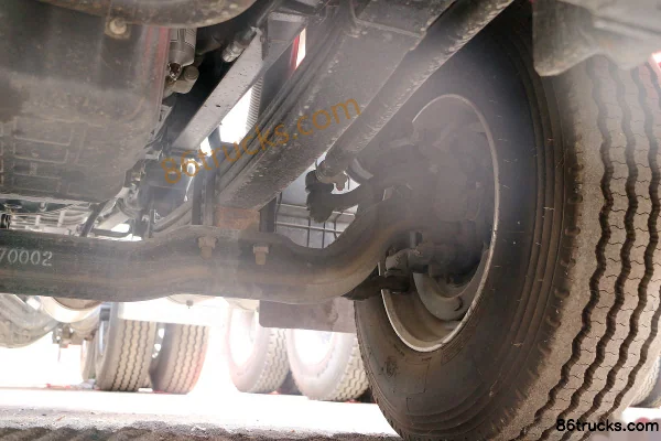 SAIC Hongyan Genlyon 390hp 6X4(10 wheels) LNG Dangerous Goods Tractor Truck Chassis (3) | 86Trucks