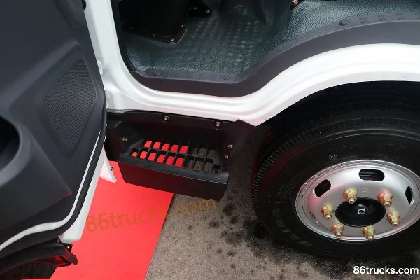 NanJun Ruiji J30EG 4.15m Single Row Extended-Range Electric Van Light Truck 77kWh 4X2(6 wheels) Interior (3) | 86Trucks