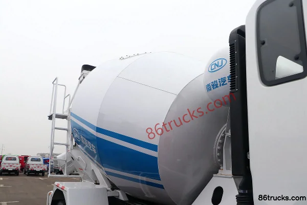 NanJun Ruiji J30D 140hp 4X2(6 wheels) 3.37m³ Concrete Mixer Truck Body (1) | 86Trucks