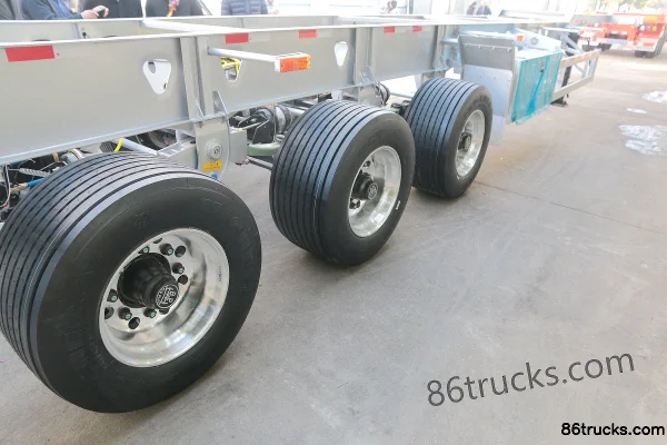 CIMC Huajun 45ft Three-axle Small Gooseneck Steel-Aluminum Frame Container Chassis (1) | 86Trucks