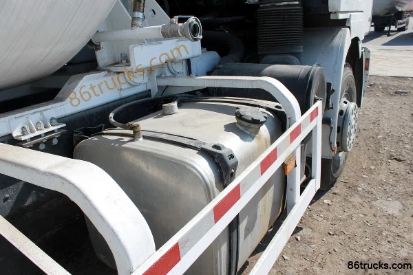 SHACMAN Delong F2000 336 ch 6X4(10 roues) camion malaxeur Cabine (1) | 86Trucks