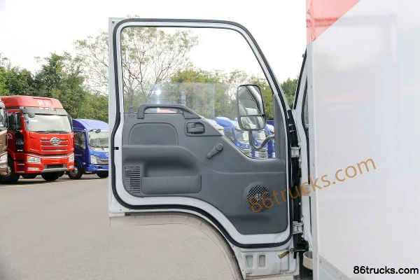 Qingling Isuzu 100P 98 hp 4X2(6 wheels) 4.23m flammable gas van truck (Shunzhao) Cab (1) | 86Trucks