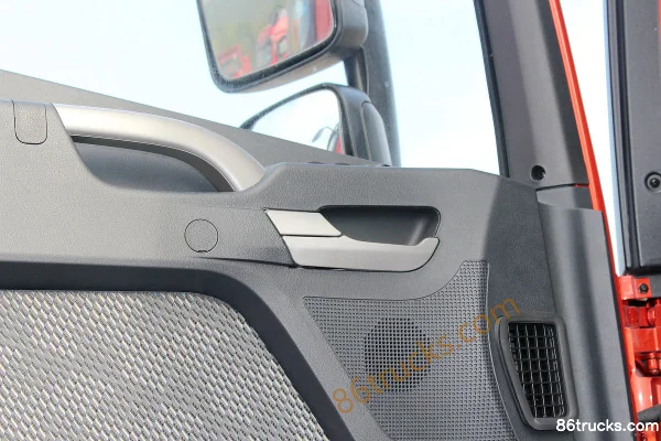 FAW Jiefang Qingdao JH6 Heavy Truck 2019 Model 320 hp 8X4(12 wheels) 9.5 m Stake Cargo Truck Cab (3) | 86Trucks