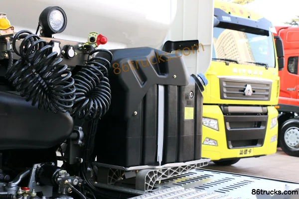 Sinotruk HOWO T7H Heavy Truck 460 hp 6X4(10 wheels) Dangerous Goods Tractor Truck (China VI) (Hydraulic Retarder) Chassis (2) | 86Trucks
