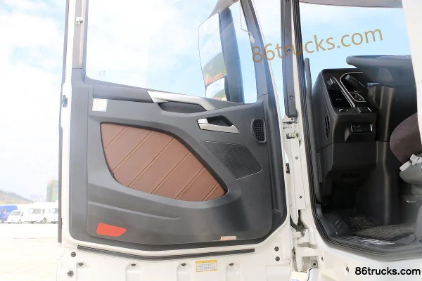 FAW Jiefang J7 heavy truck 550hp 4X2(6 wheels) AMT automatic tractor truck (with hydraulic retarder) Cab (1) | 86Trucks