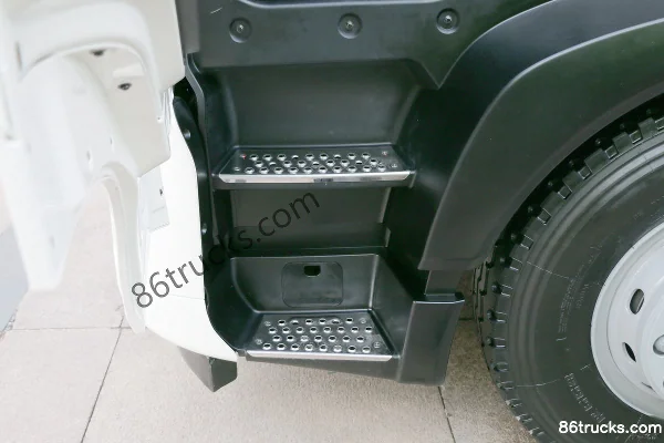 Sinotruk HOWO T5G 220 4X2(6 wheels) Pure Electric Sanitation Truck Chassis 242kWh Cab (2) | 86Trucks