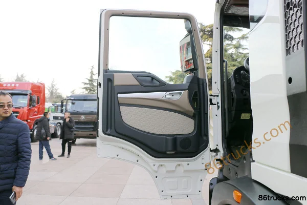 Sinotruk HOWO T5G 220 4X2(6 wheels) Pure Electric Sanitation Truck Chassis 242kWh Cab (1) | 86Trucks