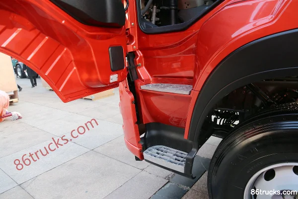 Sinotruk Steyr D7B Heavy Truck 440hp 6X4(10 wheels) Tractor Truck (16-speed) Cab (1) | 86Trucks