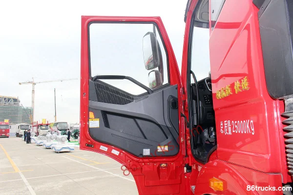 FAW Jiefang New J6P heavy truck 320hp 6X2(8 wheels) 9.6m van cargo truck (China VI) Cab (1) | 86Trucks