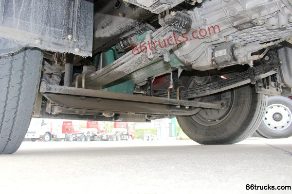 FAW Jiefang New J6P heavy truck 320hp 6X2(8 wheels) 9.6m van cargo truck (China VI) Chassis (2) | 86Trucks