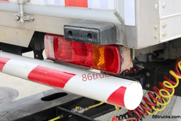 FAW Jiefang New J6P heavy truck 320hp 6X2(8 wheels) 9.6m van cargo truck (China VI) Body (3) | 86Trucks
