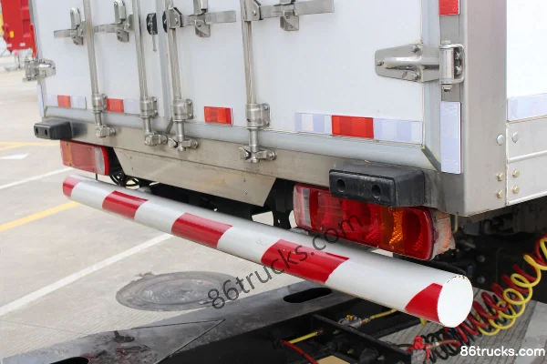 FAW Jiefang New J6P heavy truck 320hp 6X2(8 wheels) 9.6m van cargo truck (China VI) Body (2) | 86Trucks