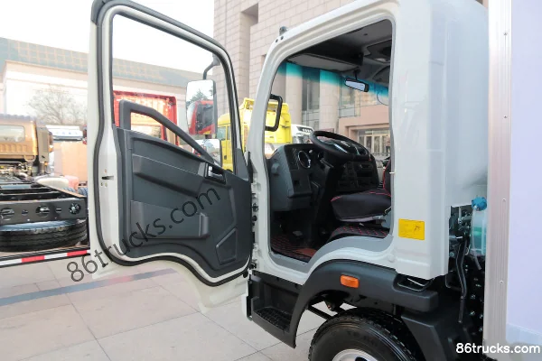 Sinotruk HOWO Hanjiang 170 hp 4X2(6 wheels) 4.1 m refrigerated truck (China VI) Cab (1) | 86Trucks
