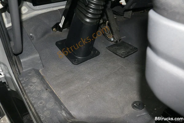 Foton Auman R Series 220 hp 4X2(6 wheels) Chick Transport Truck (Zhongdakai Brand) Cab (3) | 86Trucks