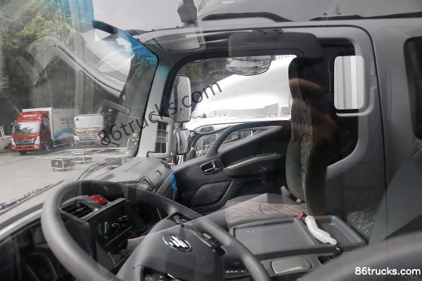 Foton Auman R Series 220 hp 4X2(6 wheels) Chick Transport Truck (Zhongdakai Brand) Cab (1) | 86Trucks