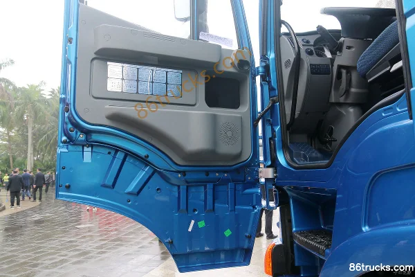 SAIC Hongyan Genlyon C500 Heavy Truck Standard Load Edition 560 hp 6X4(10 wheels) Tractor Truck Cab (1) | 86Trucks