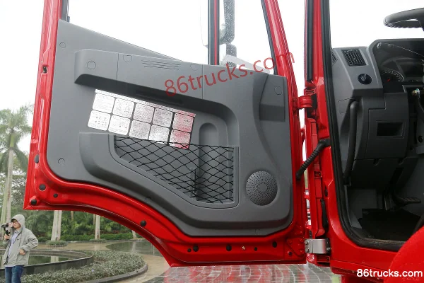 SAIC Hongyan Genlyon M500 350hp 8X4(12 wheels) Truck-mounted Crane Cab (1) | 86Trucks