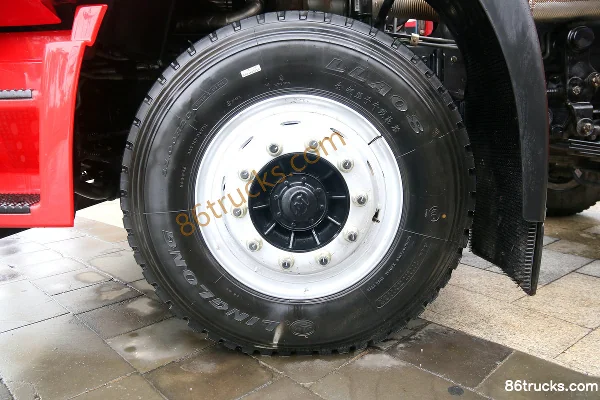 SAIC Hongyan Genlyon M500 350hp 8X4(12 wheels) Truck-mounted Crane Chassis (3) | 86Trucks