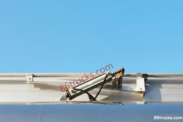 SAIC Hongyan GenlyonC500 camion lourd 430 ch 6X2(8 roues) tracteur routier Carrosserie (3) | 86Trucks