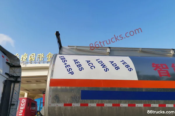 SAIC Hongyan GenlyonC500 camion lourd 430 ch 6X2(8 roues) tracteur routier Carrosserie (1) | 86Trucks