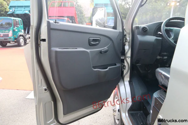 Sinotruk Wangpai W1 2.2L 112 hp 4X2(6 wheels) Gasoline 2.6m dump truck Cab (1) | 86Trucks