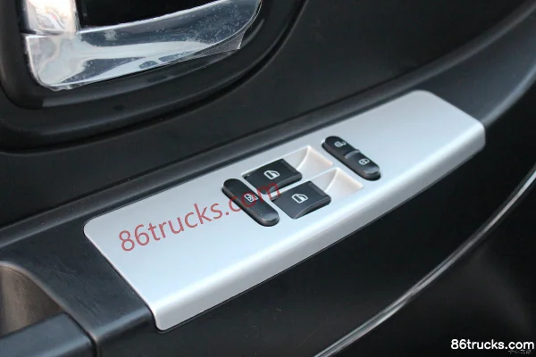 Tangjun Ouling V5 Series 88 hp 4X2(6 wheels) Diesel 3.01m Single Row Stake Light Truck Cab (3) | 86Trucks