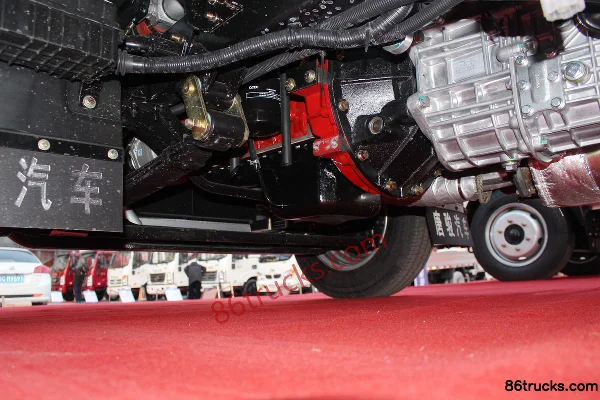 Tangjun Ouling V5 Series 88 hp 4X2(6 wheels) Diesel 3.01m Single Row Stake Light Truck Chassis (2) | 86Trucks