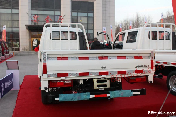 Tangjun Ouling V5 Series 88 hp 4X2(6 wheels) Diesel 3.01m Single Row Stake Light Truck Body (2) | 86Trucks