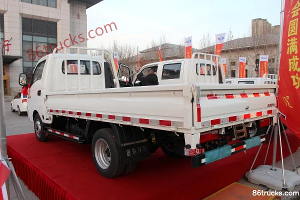 Tangjun Ouling V5 Series 88 hp 4X2(6 wheels) Diesel 3.01m Single Row Stake Light Truck Body (1) | 86Trucks