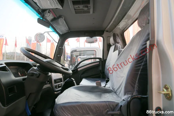 Tangjun Ouling T7 Series Sudakechuang Edition 156 hp 4X2(6 wheels) 4.1m Single Row Stake Truck Cab (3) | 86Trucks