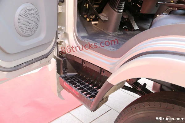 Tangjun Ouling T7 Series Sudakechuang Edition 156 hp 4X2(6 wheels) 4.1m Single Row Stake Truck Cab (1) | 86Trucks