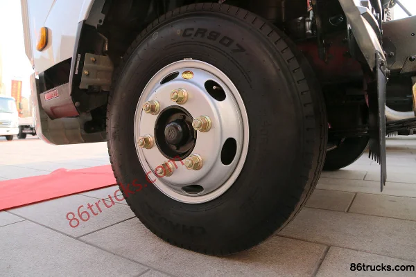 Tangjun Ouling T7 Series Sudakechuang Edition 156 hp 4X2(6 wheels) 4.1m Single Row Stake Truck Chassis (3) | 86Trucks