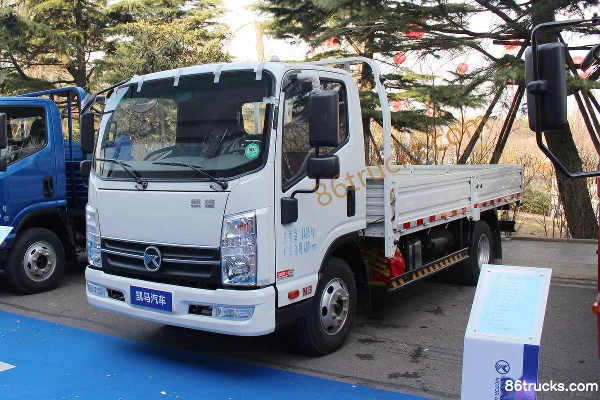 Kama Kaijie M3 130hp 4X2(6 wheels) 4.2m Single Row Flatbed Light Truck Exterior (3) | 86Trucks