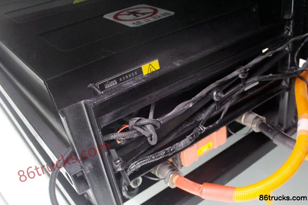 Qiling Auto EV300 4.5T 4.15m Single Row Pure Electric Van Light Truck 86.02kWh 4X2(6 wheels) Chassis (3) | 86Trucks
