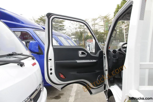 Dongfeng T5 1.5L 113 hp 4X2(6 wheels) 3.8m single-row flatbed light truck (China VI) Cab (1) | 86Trucks