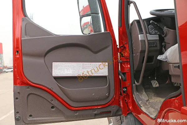Dongfeng Liuqi Chenglong T5 Heavy Truck 400 hp 6X4(10 wheels) Long Nose Tractor Truck (Flat Top) Cab (1) | 86Trucks
